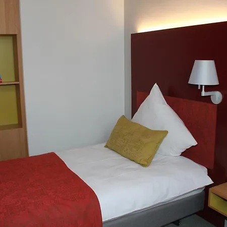 מלון Katholisch-soziales Institut 3*